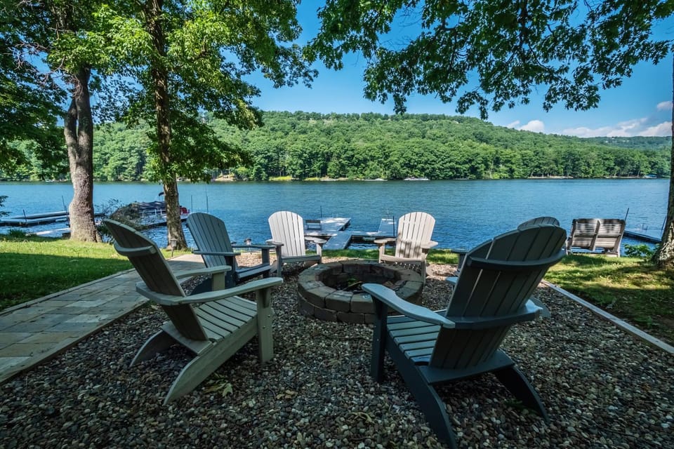 Patio, Natural landscape, BBQ facilities, Garden, Seating area, Garden view, Lake view