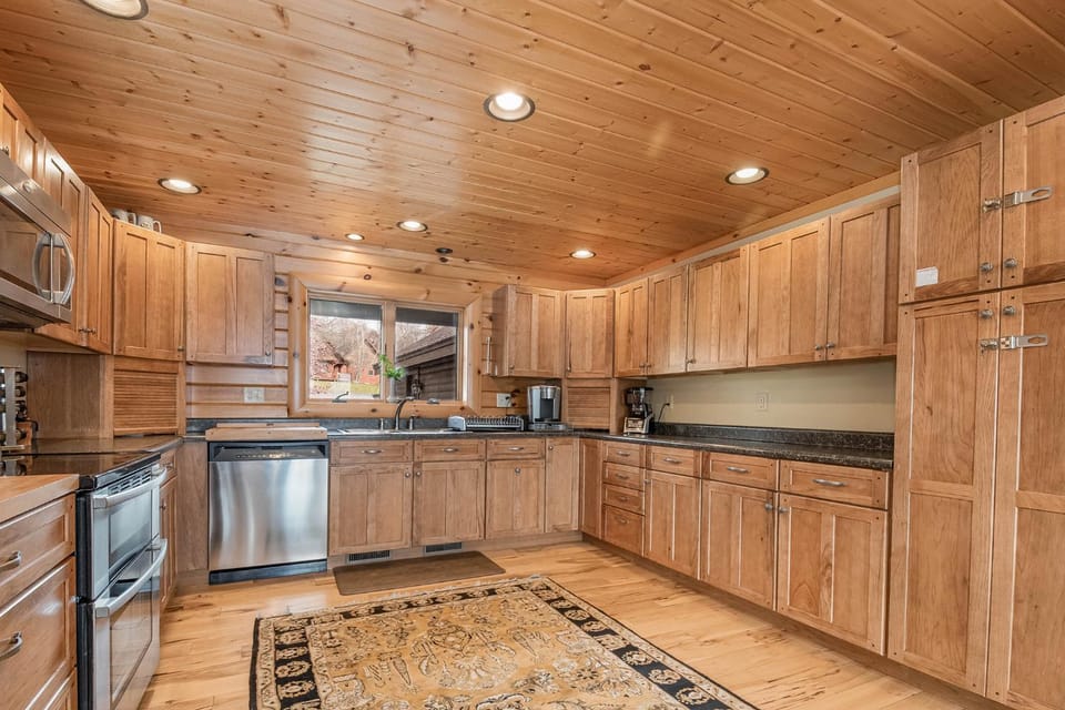 Kitchen or kitchenette, dishwasher, microwave, kitchen