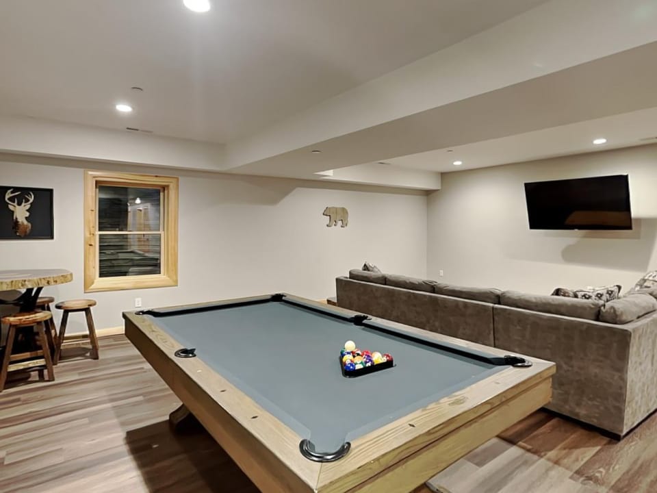 Hilltop Hideaway House in McHenry