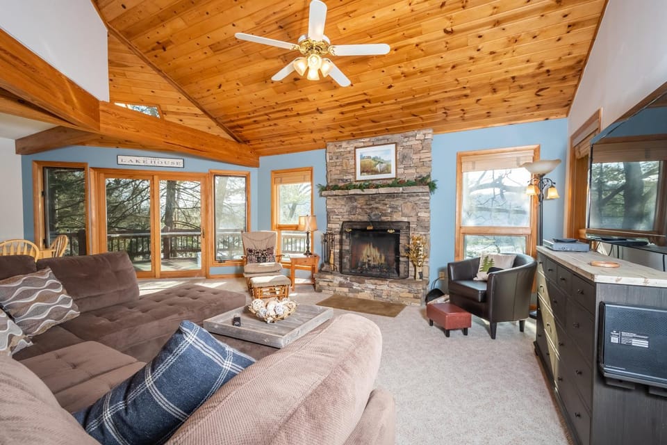 TV and multimedia, View (from property/room), Living room, Seating area, Lake view, fireplace, furniture