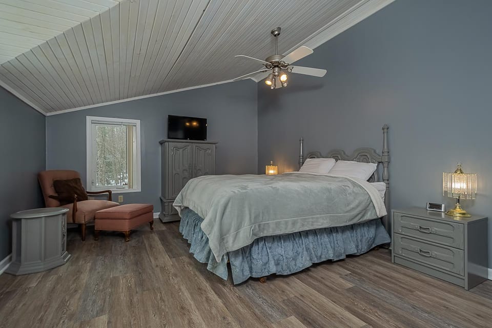 Bed, TV and multimedia, Seating area, Bedroom, furniture