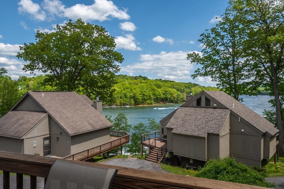 Property building, Natural landscape, Garden, Balcony/Terrace, Lake view, Parking