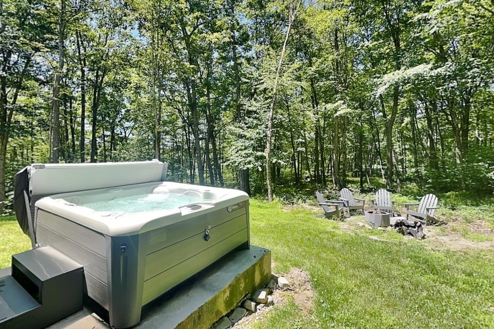 Natural landscape, BBQ facilities, Hot Tub, Garden view