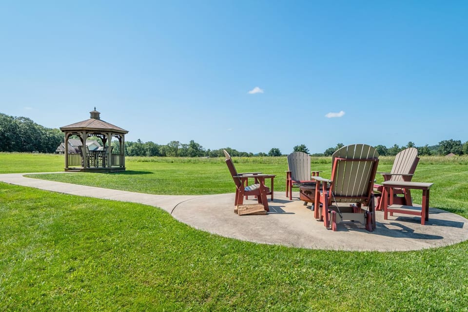 Natural landscape, Garden, Seating area, Area and facilities