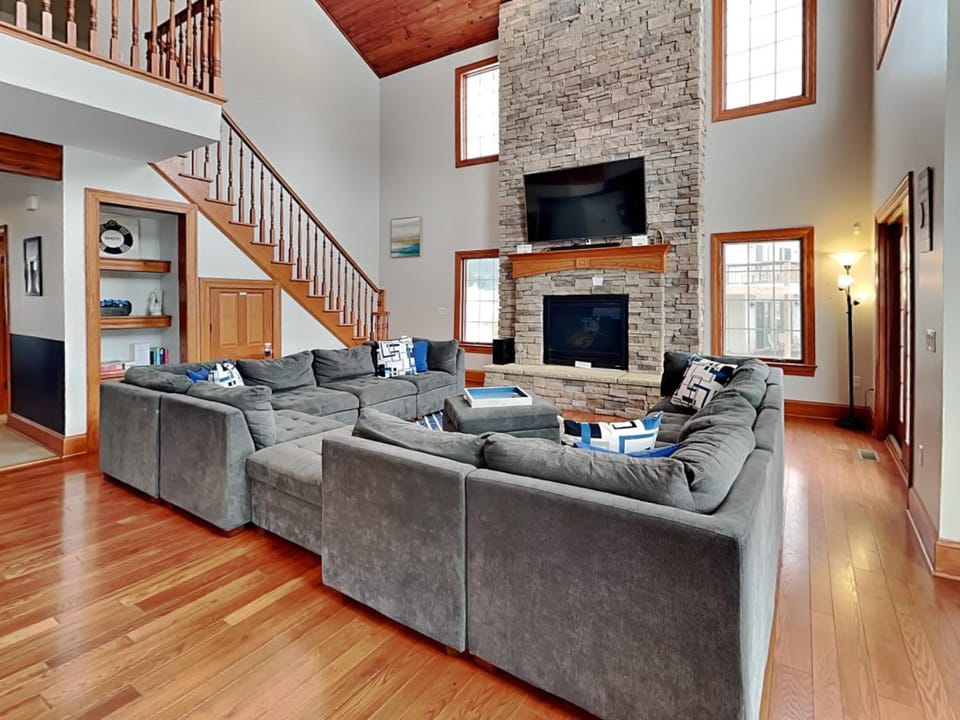TV and multimedia, Living room, Seating area, fireplace, furniture