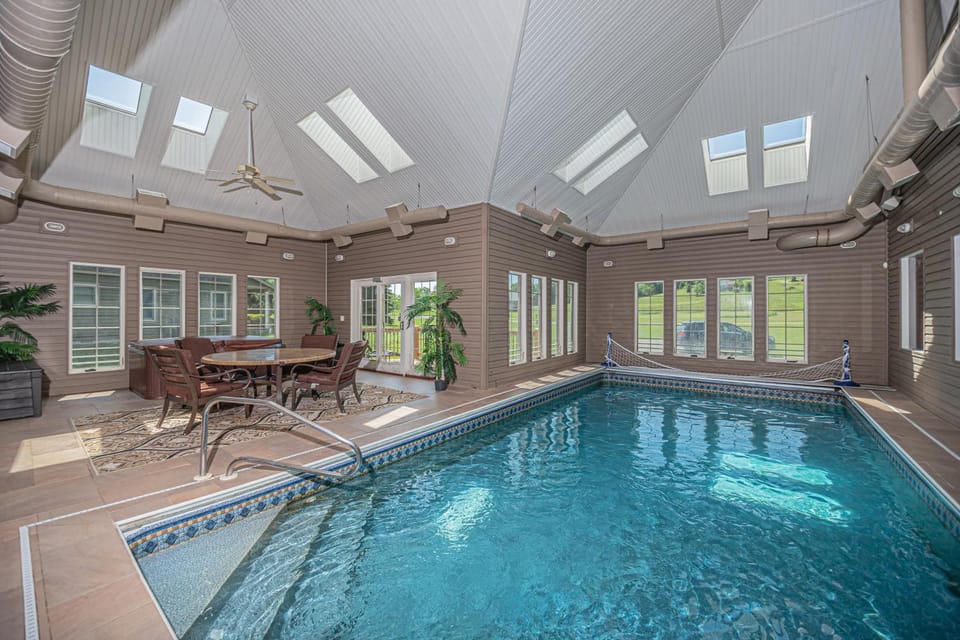 Seating area, Dining area, Swimming pool