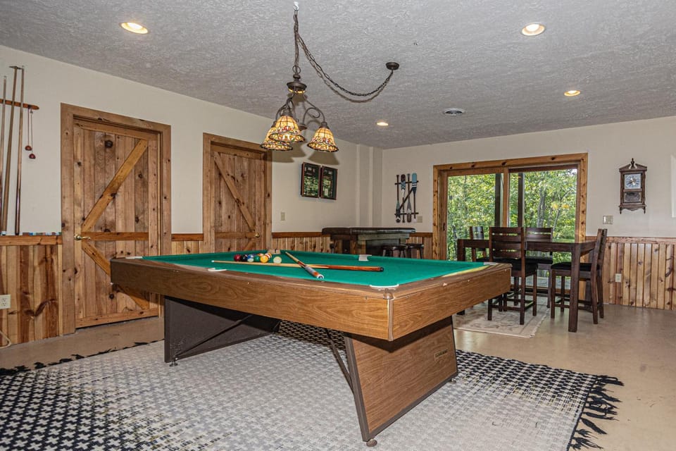 Billiard, Game Room, Seating area, Dining area, Garden view, furniture