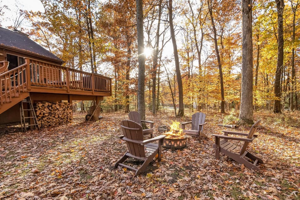 Property building, Natural landscape, Garden, Seating area, Garden view, fireplace