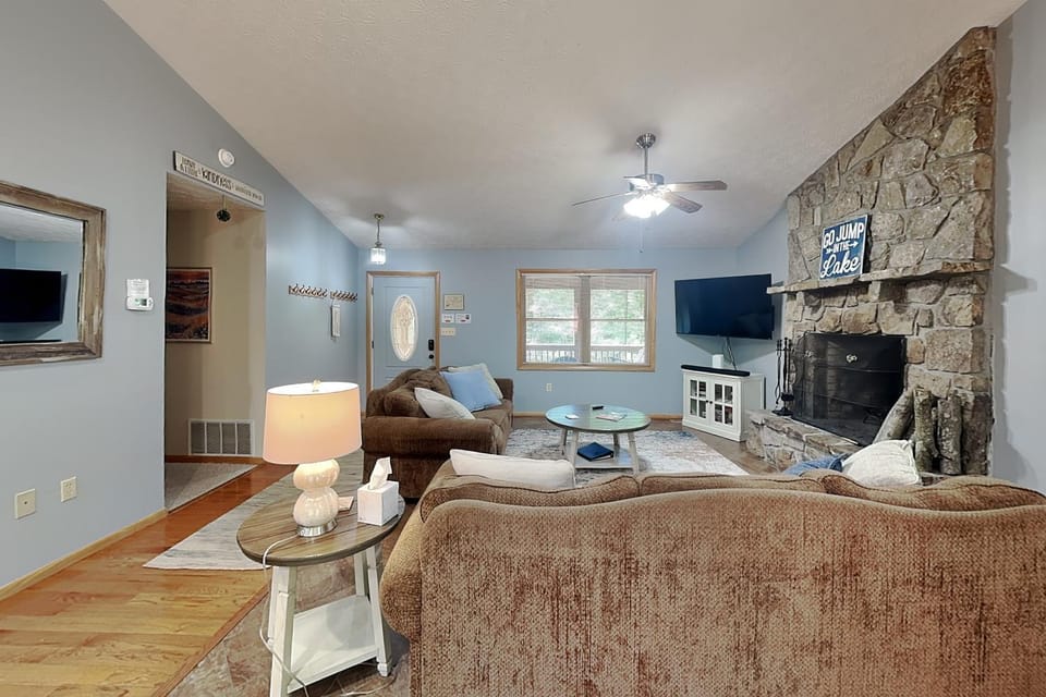 TV and multimedia, Living room, Seating area, fireplace, furniture