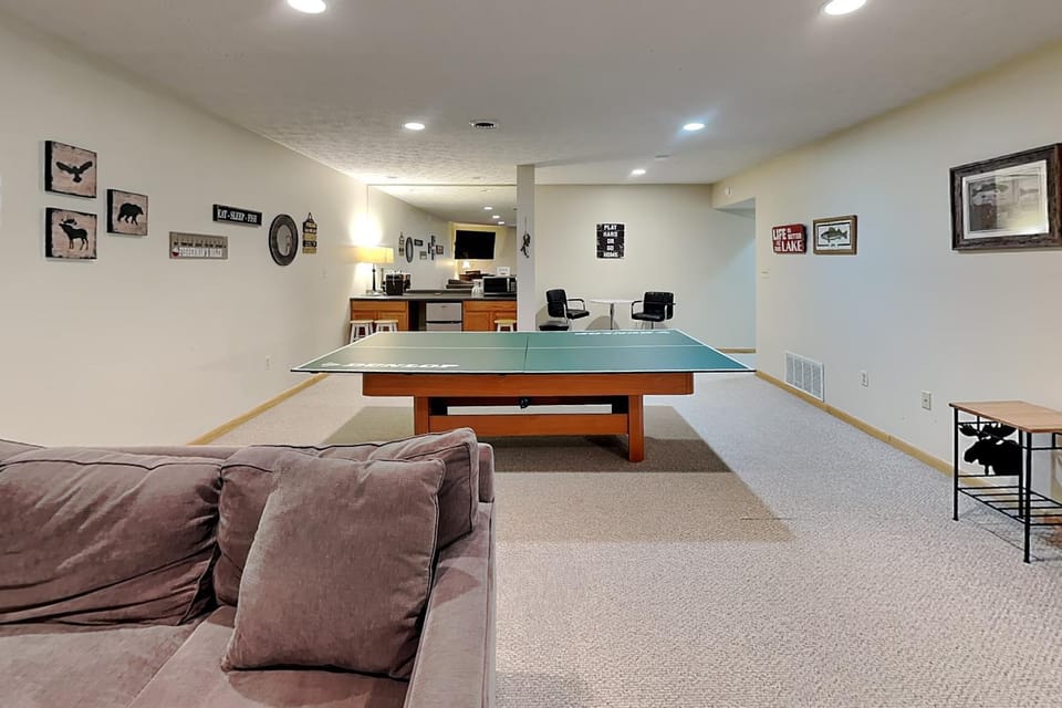 Game Room, Table tennis, TV and multimedia, Living room, Seating area, furniture