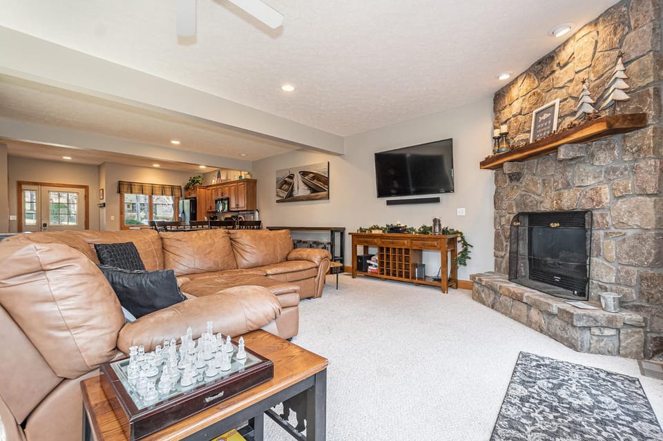Bed, TV and multimedia, Living room, Seating area, Dining area, fireplace, furniture