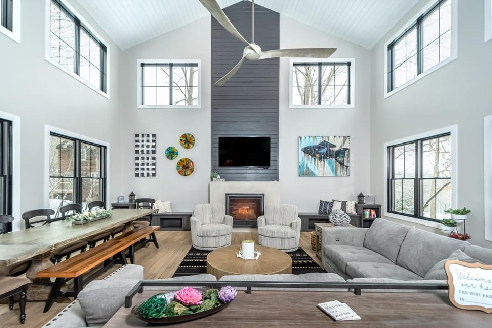 TV and multimedia, Living room, Seating area, Dining area, fireplace, furniture