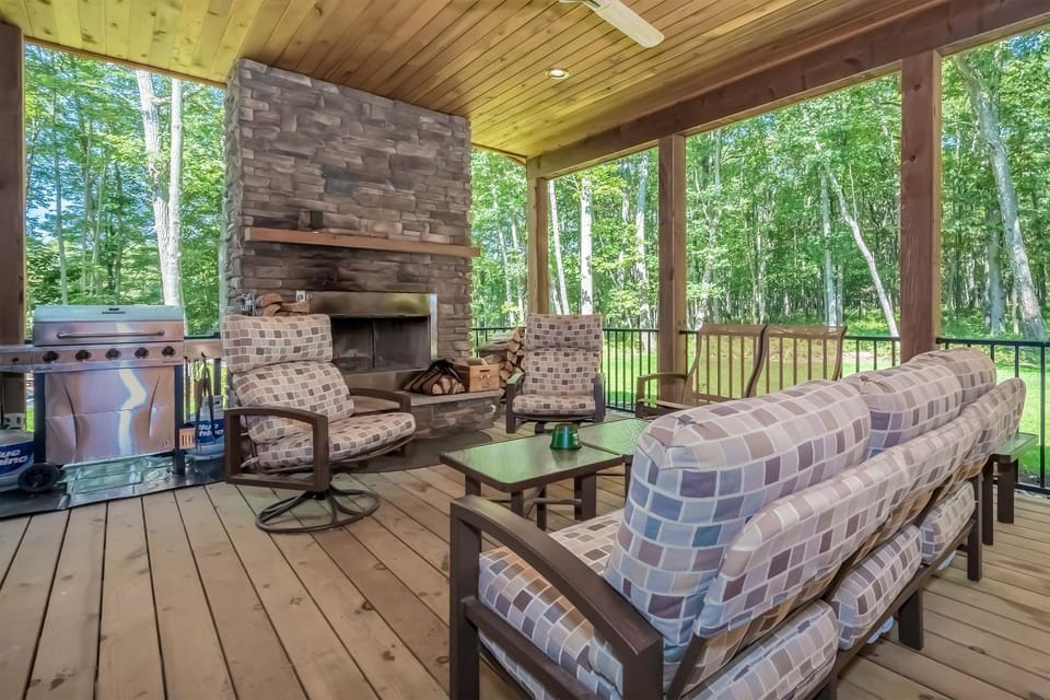 Patio, BBQ facilities, Garden, Seating area, Garden view, fireplace, furniture