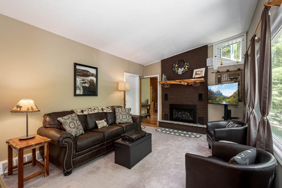 TV and multimedia, Living room, Seating area, fireplace, furniture