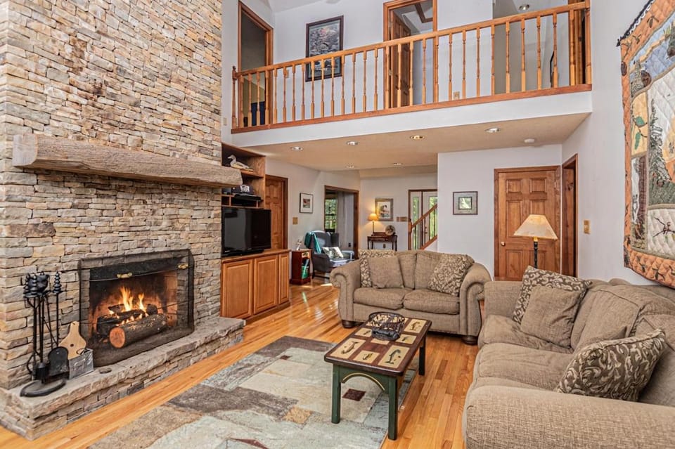 TV and multimedia, Living room, Seating area, fireplace, furniture
