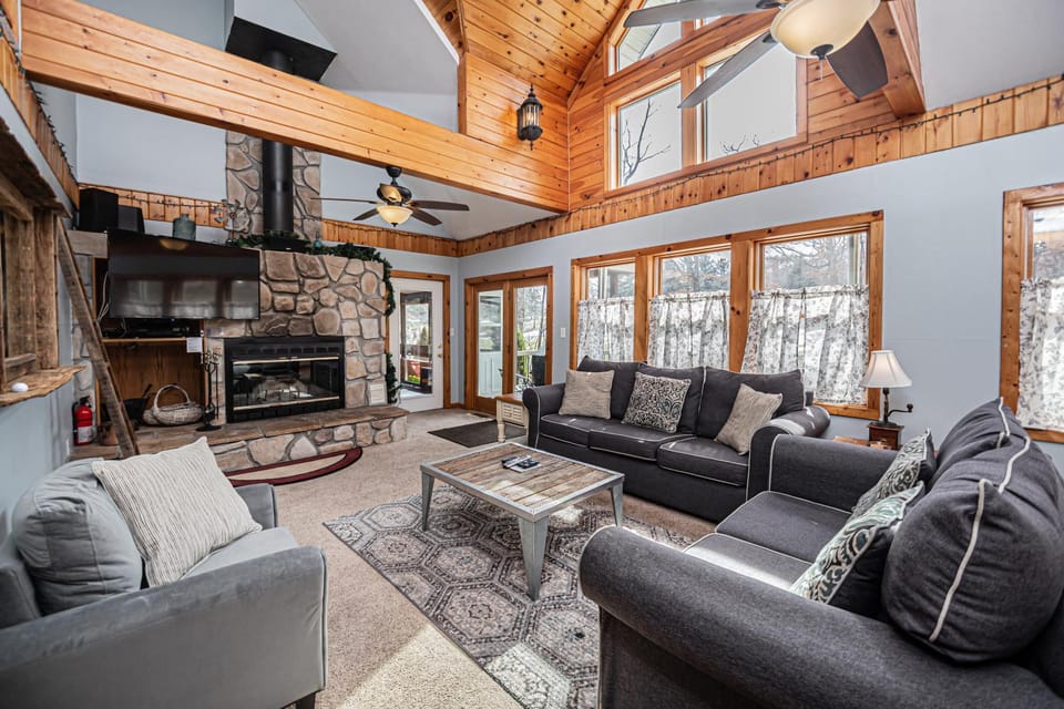Sunkissed Lodge House in McHenry
