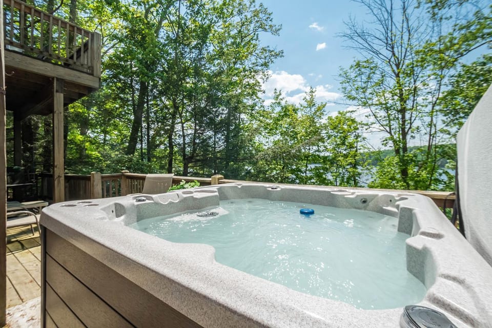 Natural landscape, Hot Tub, Garden view, Lake view