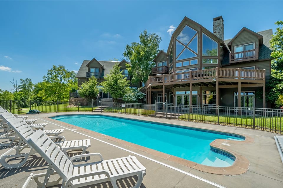 Property building, Garden, Balcony/Terrace, Pool view, Swimming pool
