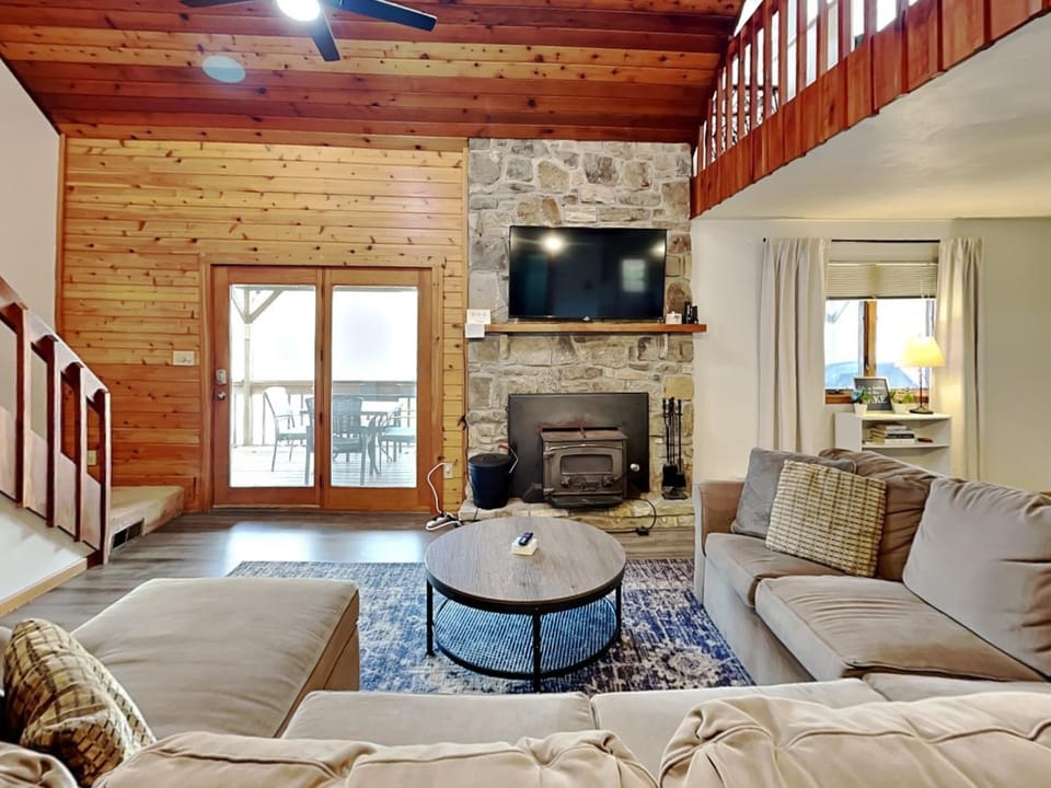 Views & Brews House in Deep Creek Lake