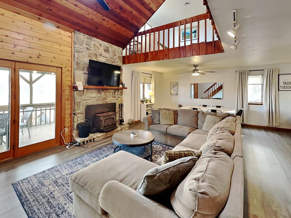 Views & Brews House in Deep Creek Lake