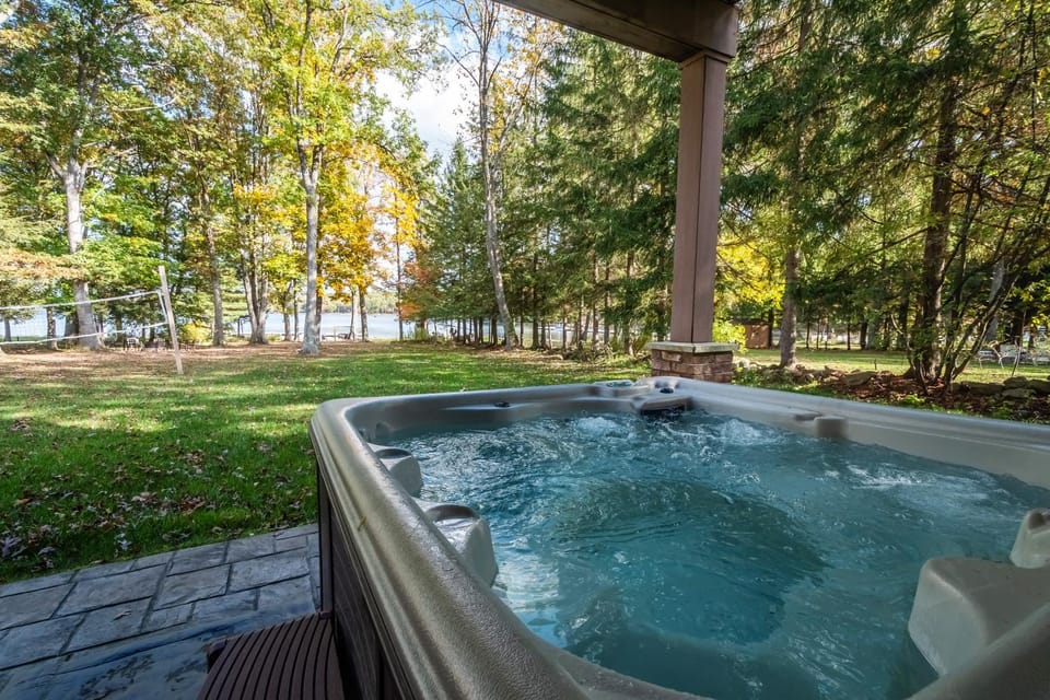 Natural landscape, Garden, Hot Tub, Garden view, Lake view