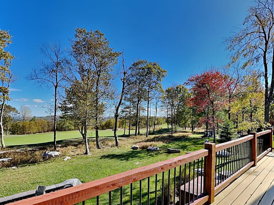 Water & Mountain Retreat House in Deep Creek Lake