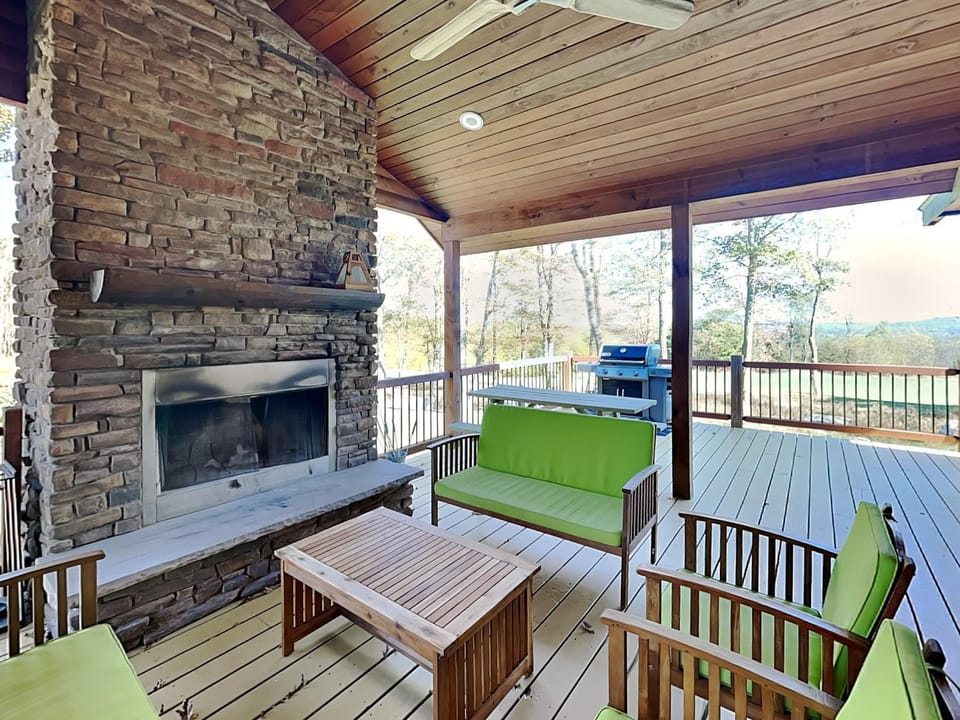 Water & Mountain Retreat House in Deep Creek Lake