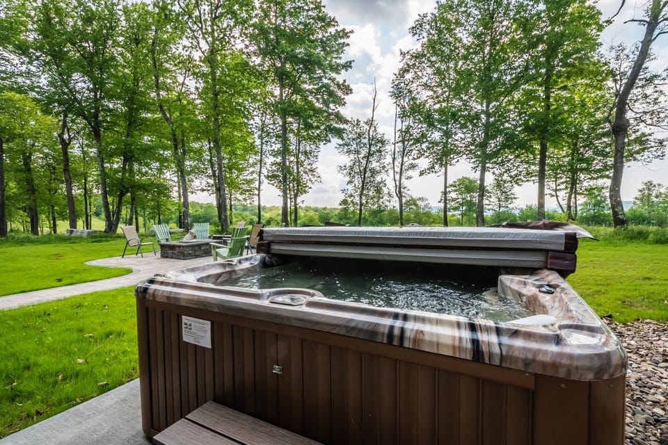 Garden, Hot Tub, Seating area, Garden view