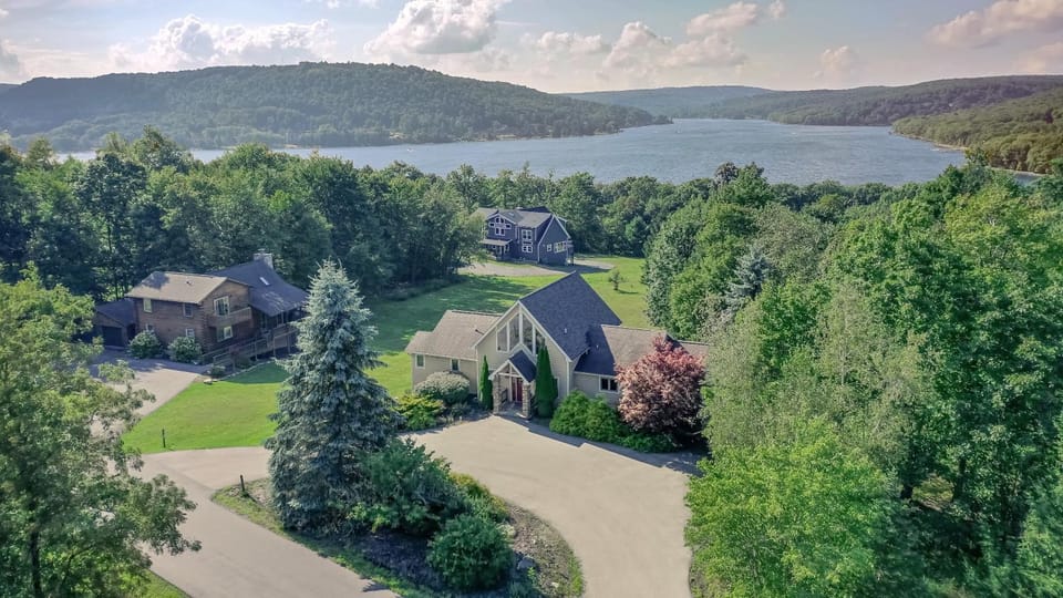 Property building, Natural landscape, Bird's eye view, Lake view, Mountain view, Parking