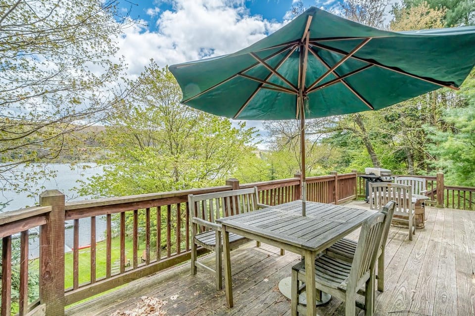 Patio, Natural landscape, BBQ facilities, Balcony/Terrace, Seating area, Dining area, Lake view
