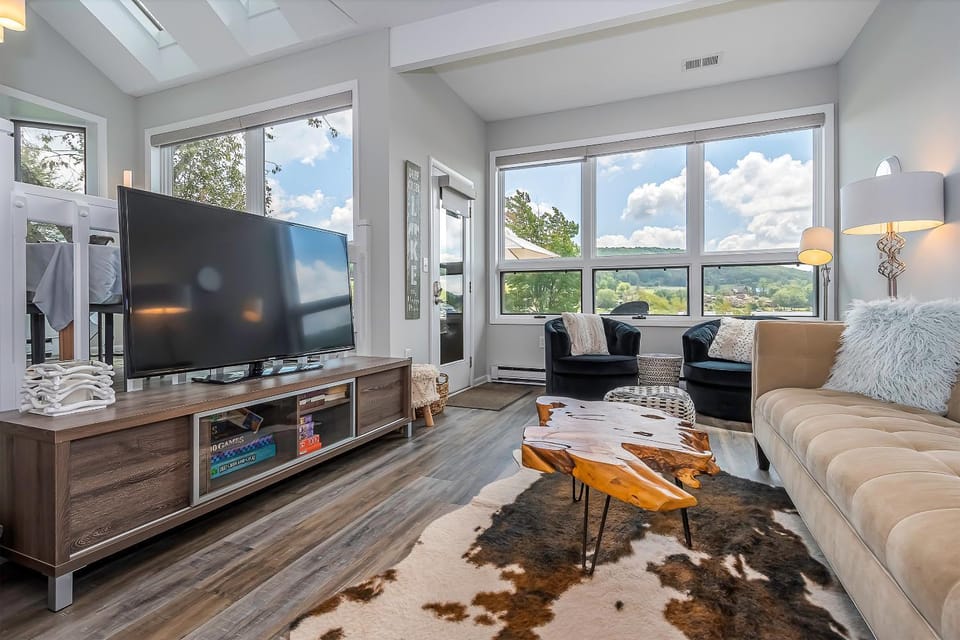 TV and multimedia, View (from property/room), Living room, Seating area, furniture