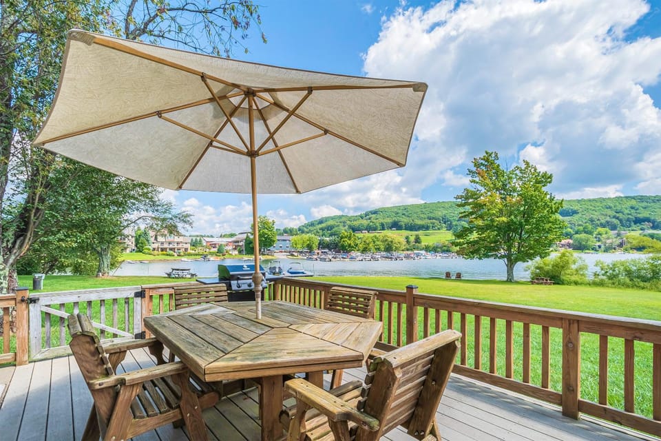 Patio, BBQ facilities, Seating area, Dining area, Lake view