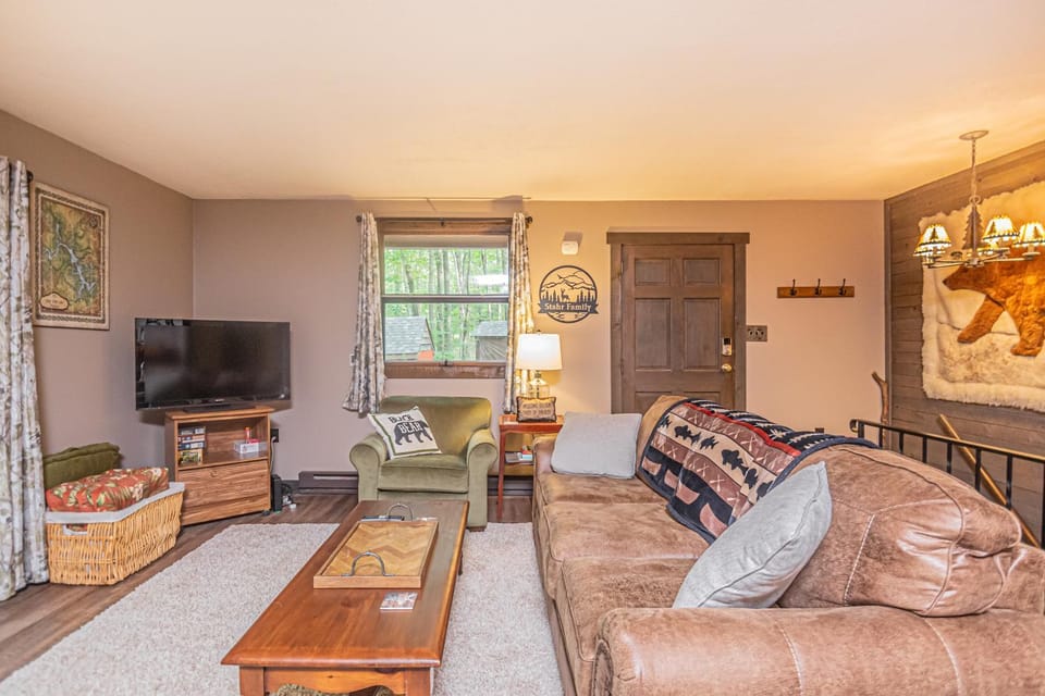 TV and multimedia, Living room, Seating area, Garden view, furniture