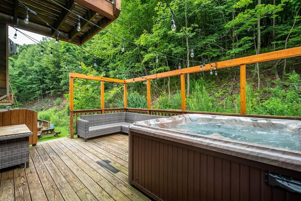 Natural landscape, Hot Tub, Balcony/Terrace, Seating area, Garden view