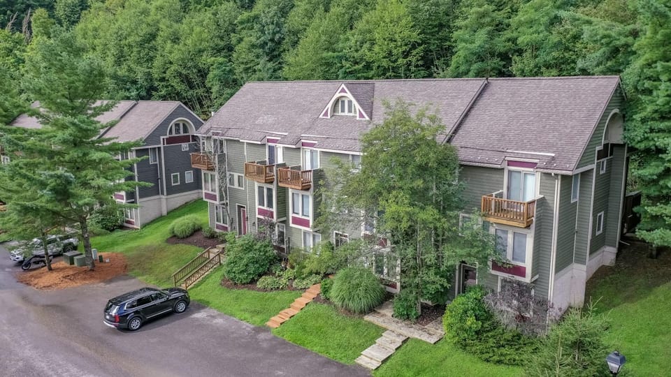 Property building, Bird's eye view, Balcony/Terrace, Garden view, Parking