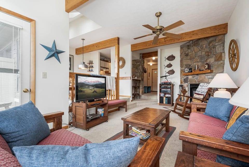 TV and multimedia, Living room, Seating area, fireplace, furniture