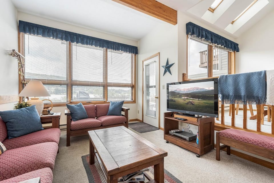 TV and multimedia, Living room, Seating area, Mountain view, furniture