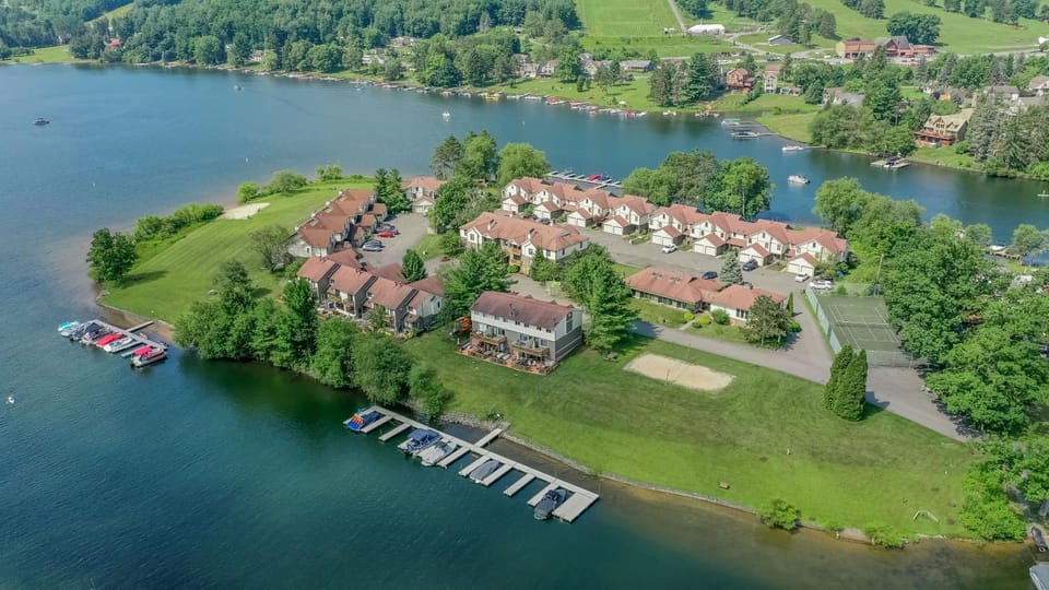 Property building, Bird's eye view, Garden, Beach, Tennis court, Lake view, Area and facilities, Swimming pool, Parking