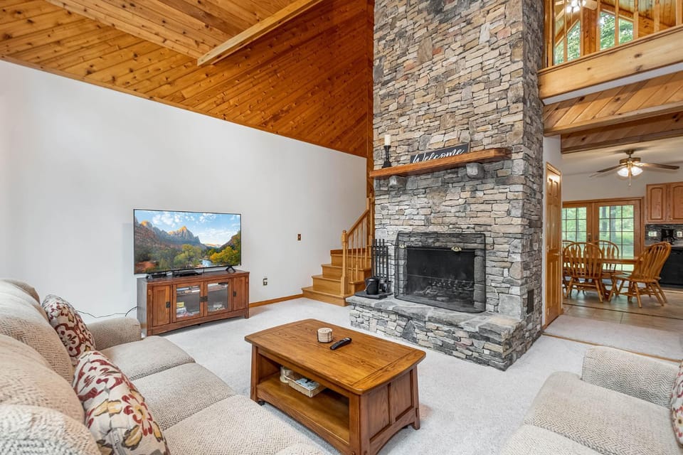 TV and multimedia, Living room, Seating area, Dining area, fireplace, furniture