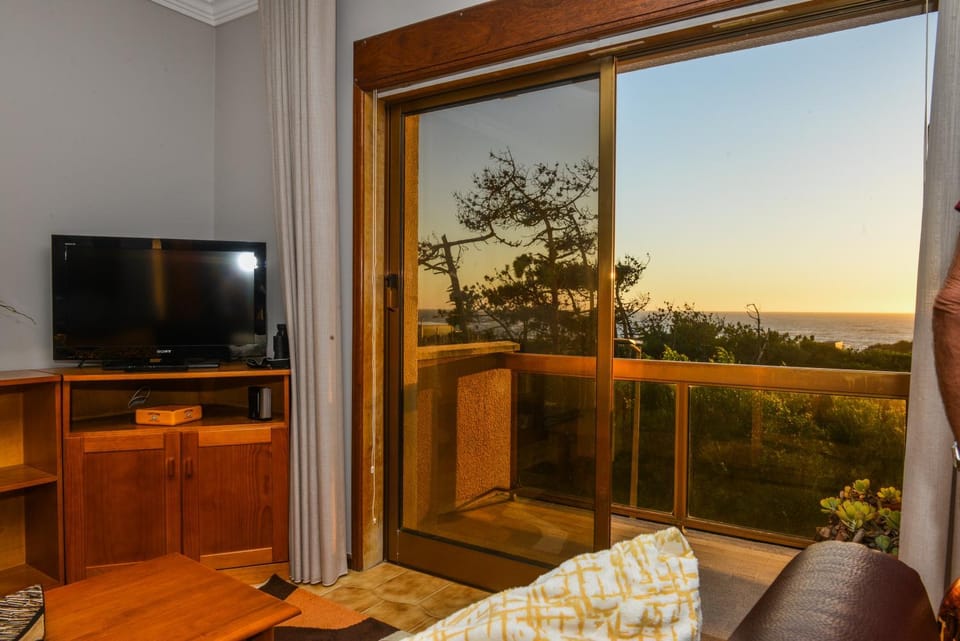 Communal lounge/ TV room, Natural landscape, TV and multimedia, View (from property/room), Balcony/Terrace, Evening entertainment, Sea view, Sea view, Sunrise, Sunset