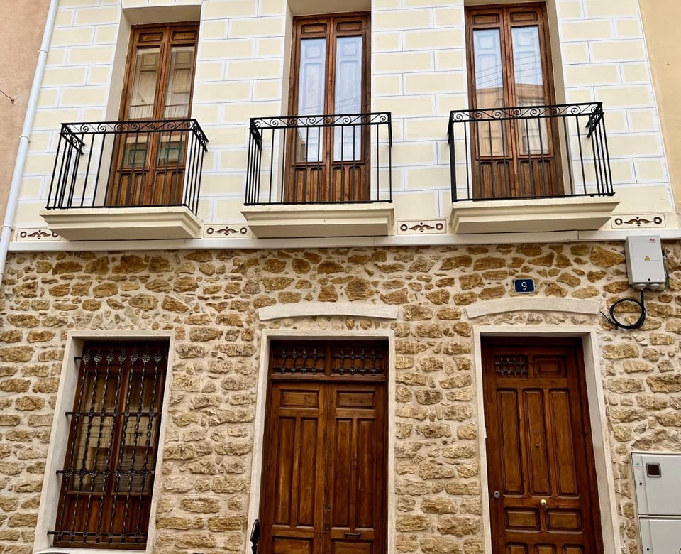 Property building, Facade/entrance, Day