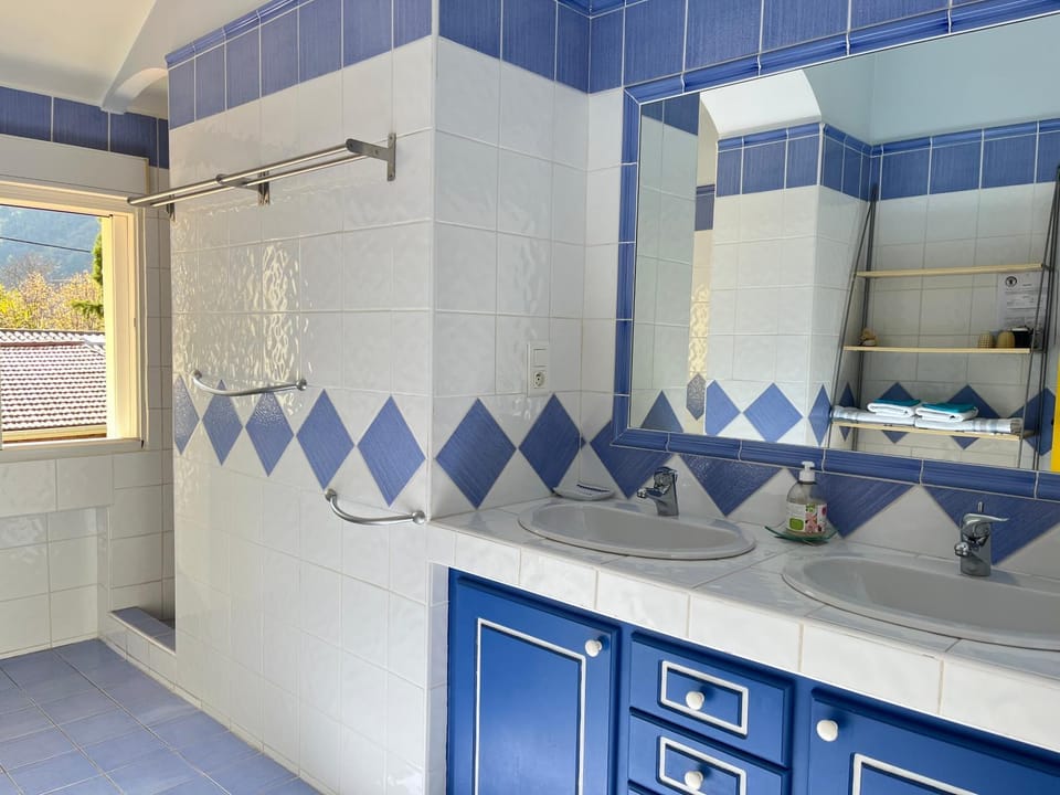 Shower, Toilet, Bathroom, Garden view, Mountain view