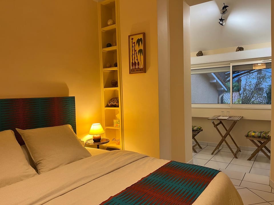 Bed, Photo of the whole room, Seating area, Bedroom