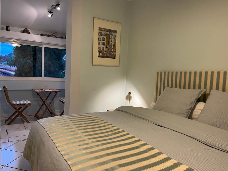 Bed, Photo of the whole room, Seating area, Bedroom