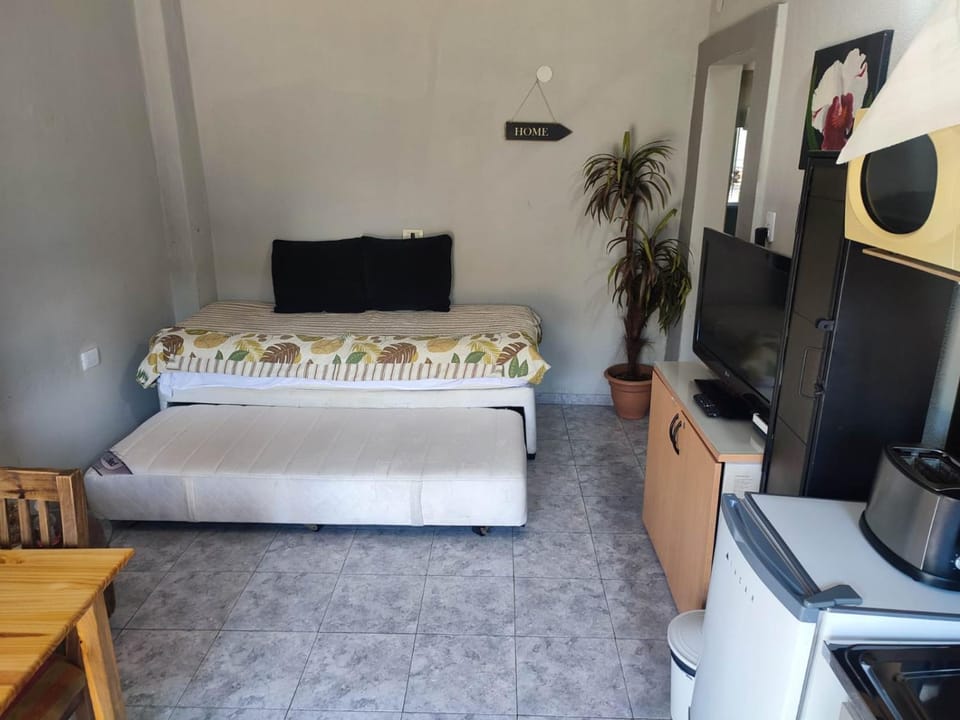 Bed, TV and multimedia, Living room