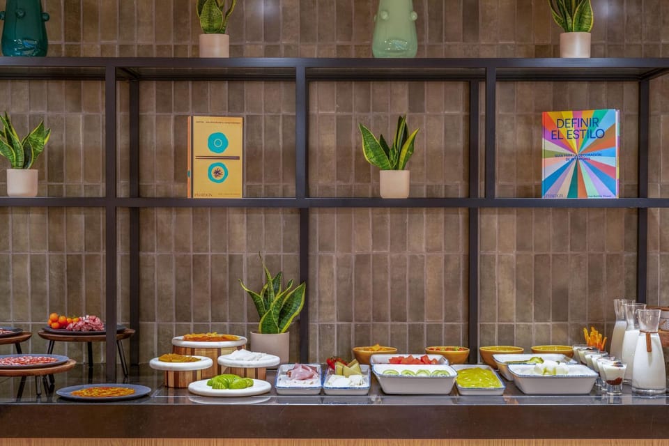 Restaurant/places to eat, Food and drinks, Dining area, Breakfast, Drinks