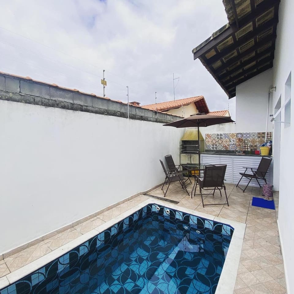 Casa com Piscina e Churrasqueira - lindíssima! House in Itanhaém