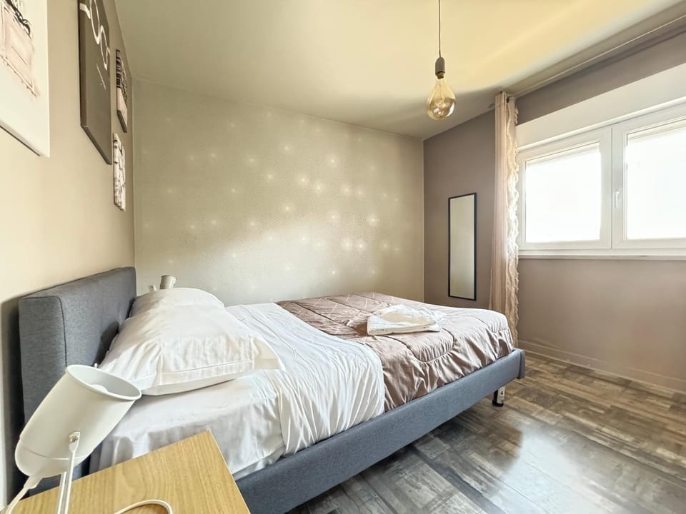 Bed, Photo of the whole room, Bedroom