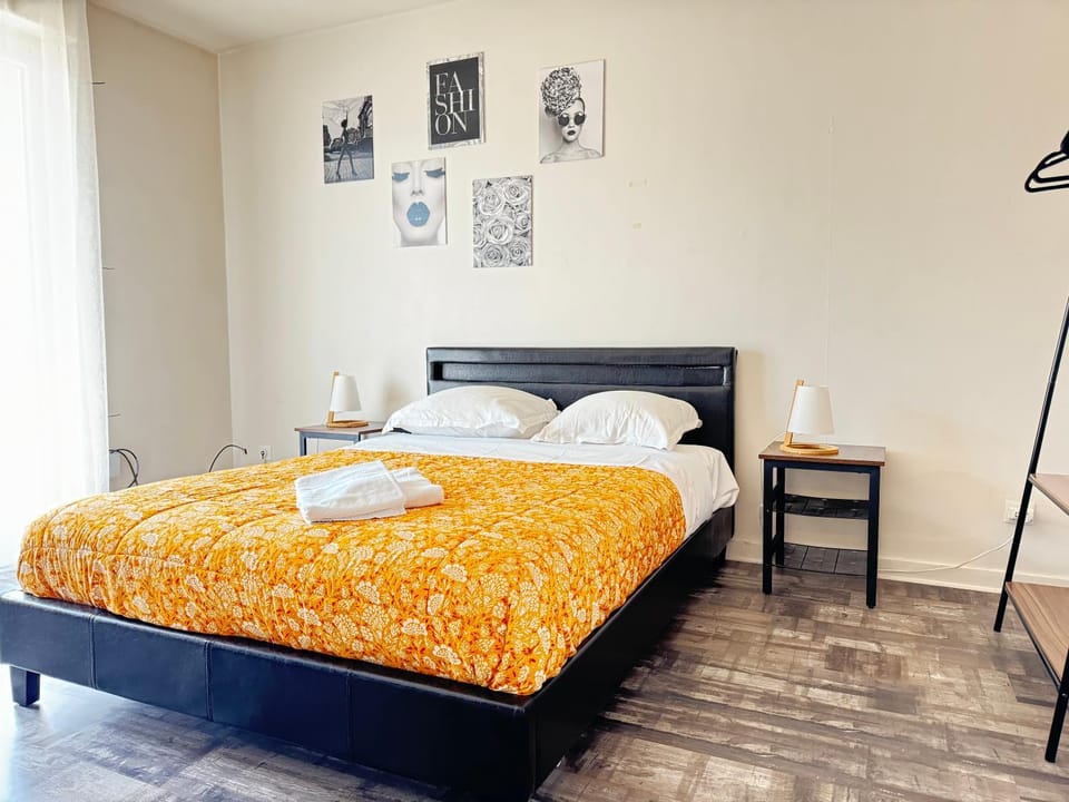 Bed, Photo of the whole room, Bedroom, towels