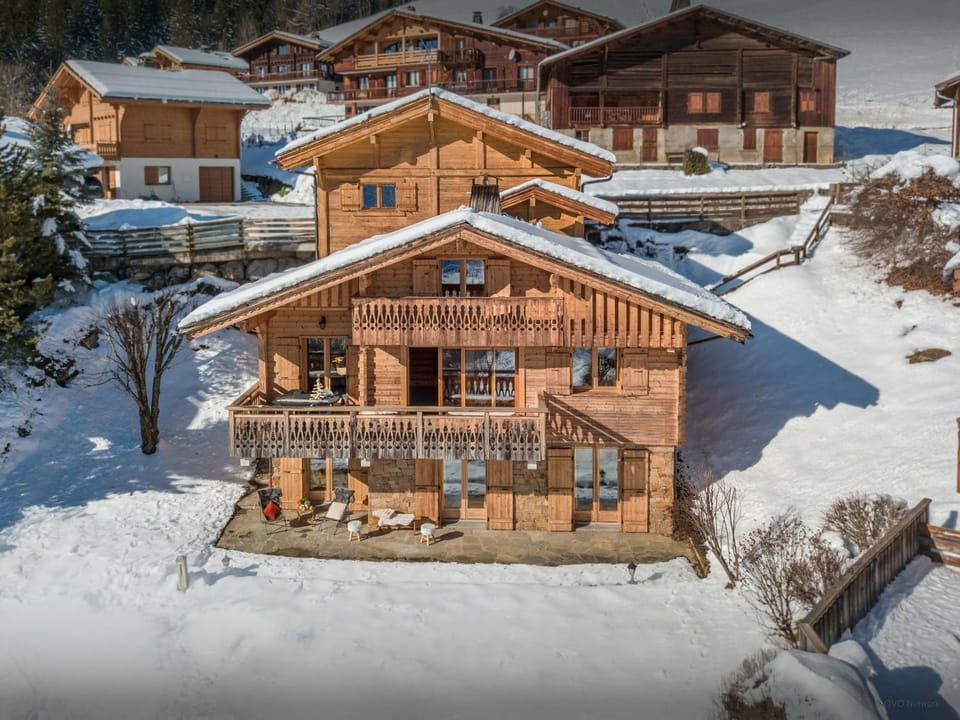 Property building, Day, Natural landscape, Winter, Mountain view